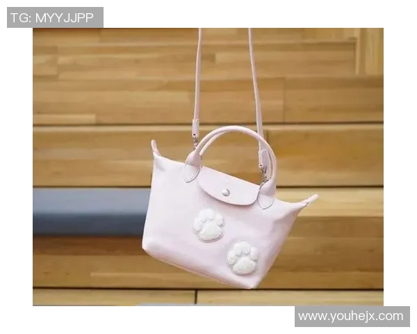 足球球星下车瞬间手提包亮相 引领时尚潮流彰显个性风格